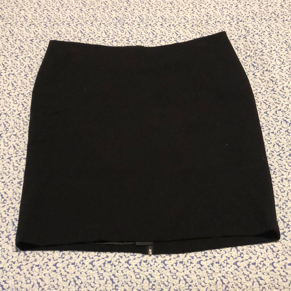 Ellen Tracy Black Pencil Skirt with Back Zipper Size: 10